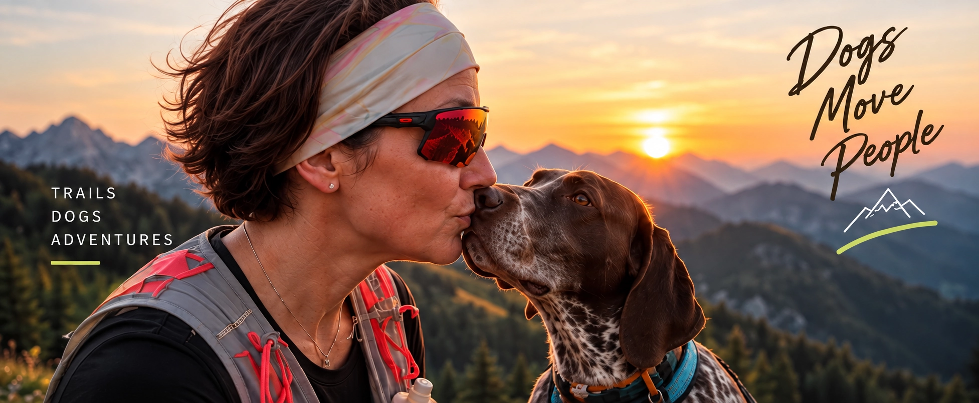 Trailrunnerin und Hund bei Sonnenuntergang